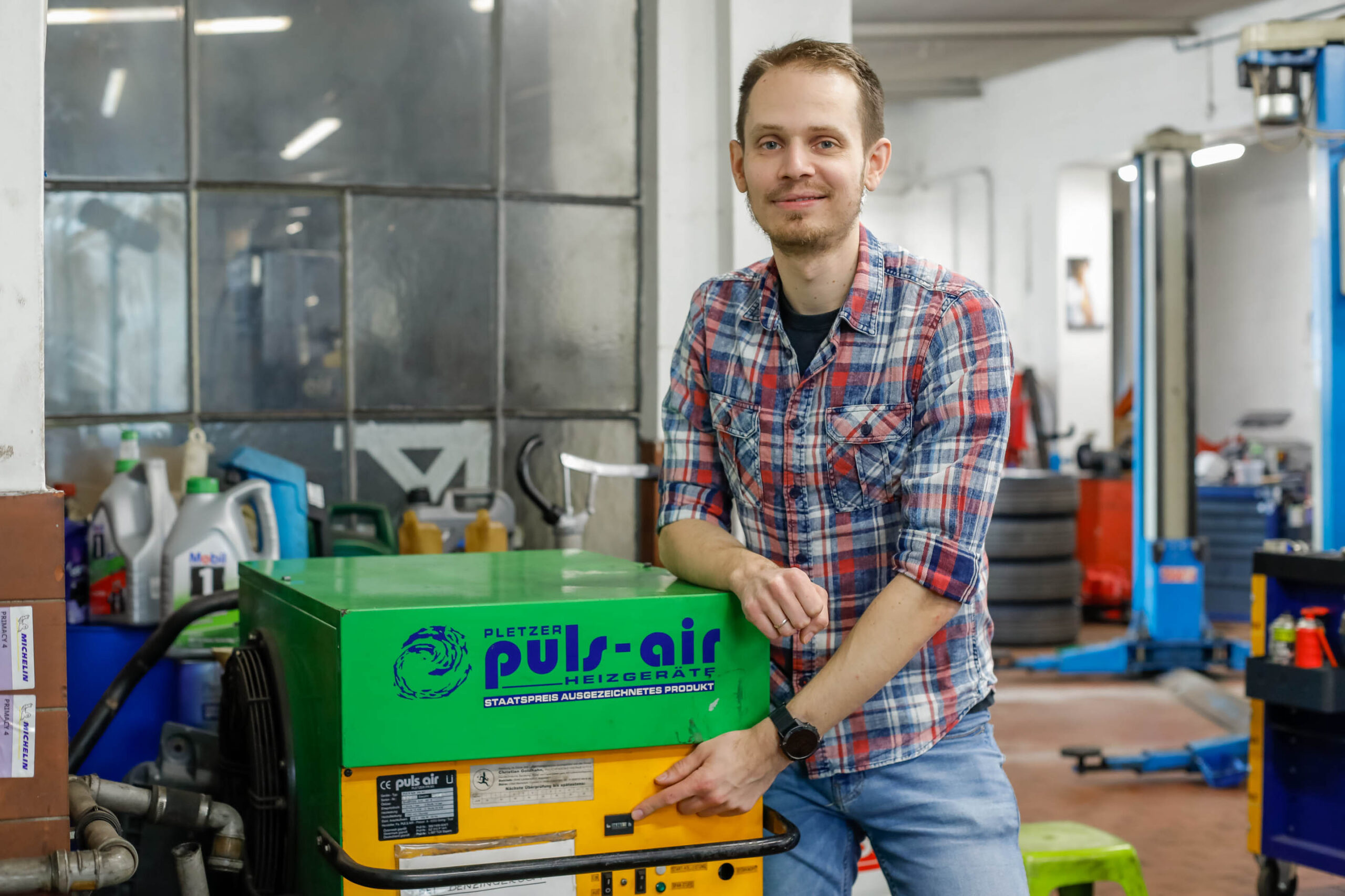 Managing director of Autohaus Schmuck in Leobersdorf Phillip Steiner with the Puls-air heater