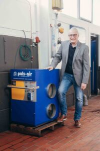 Il proprietario Jürgen A. Weis con il riscaldatore Puls-air