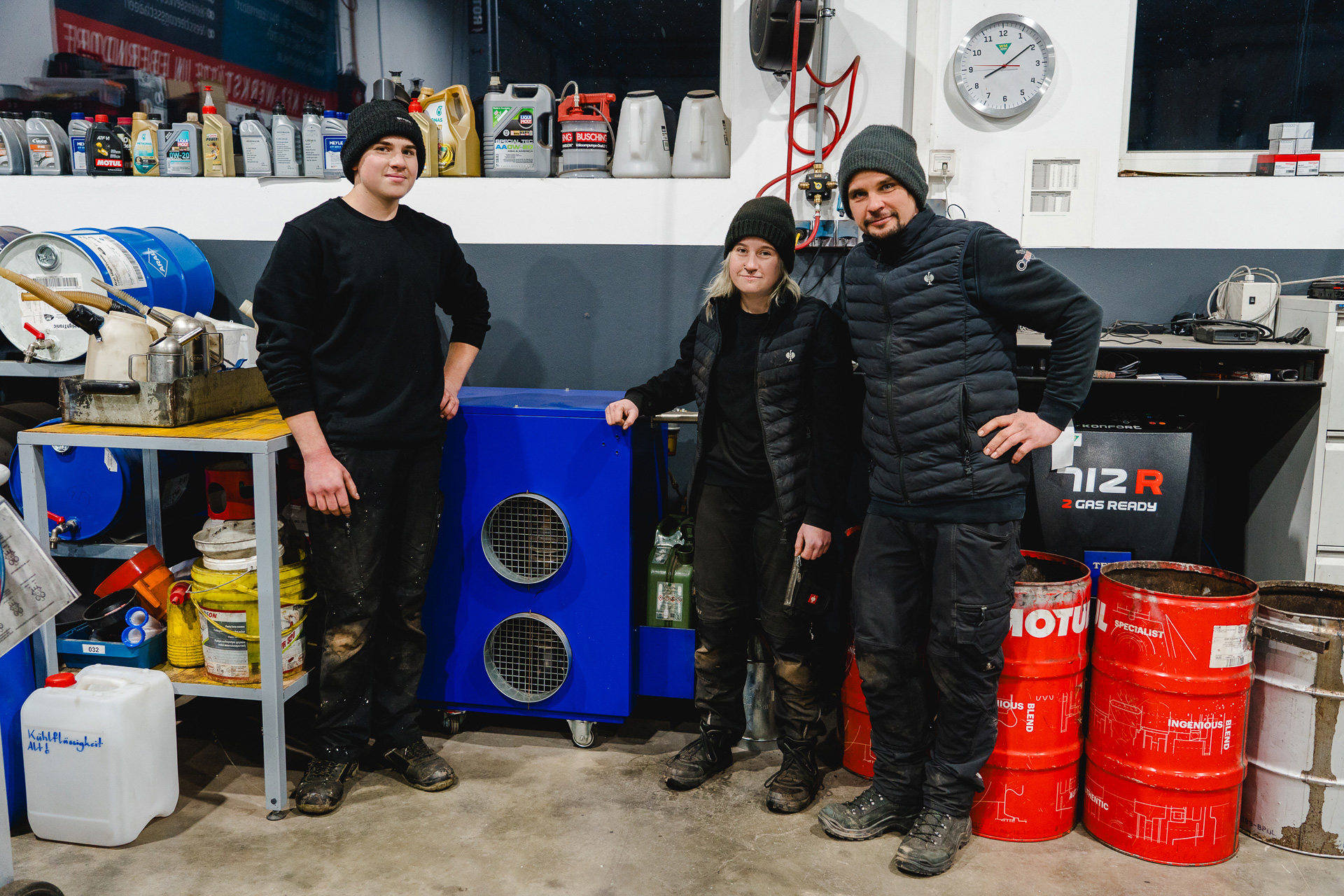 Owner Alexander Polaschek with team in front of the economical Puls-air heating system