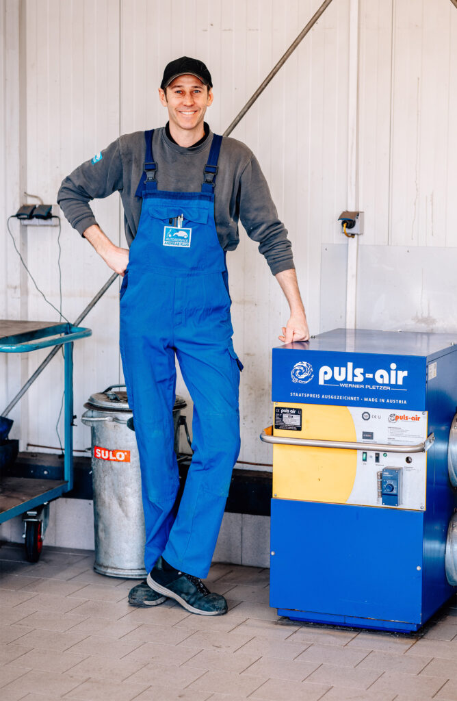 Inhaber Andreas Klug mit dem sparsamen Puls-air Heizgerät