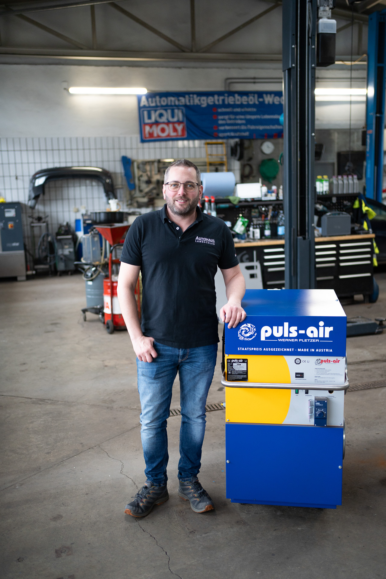 Managing Director of Autohaus Langenschlag Manuel Eßmeister with his Puls-air heater.