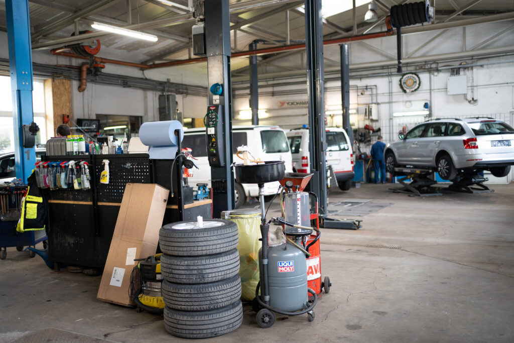 Innenansicht der 1.500 m³ großen Halle vom Autohaus Langschlag. Diese Werkstatt wird mit nur einem Puls-air Heizgerät beheizt.